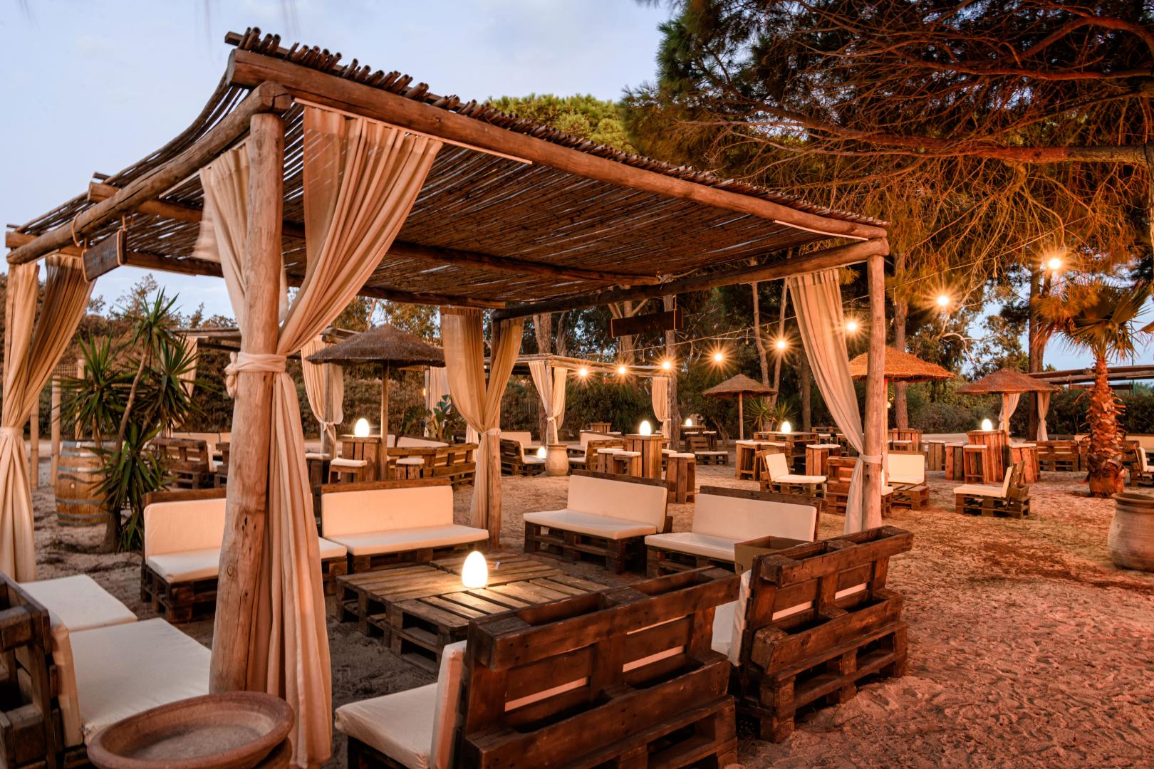 Restaurantterras buiten — Almar Timi Ama Resort & SPA