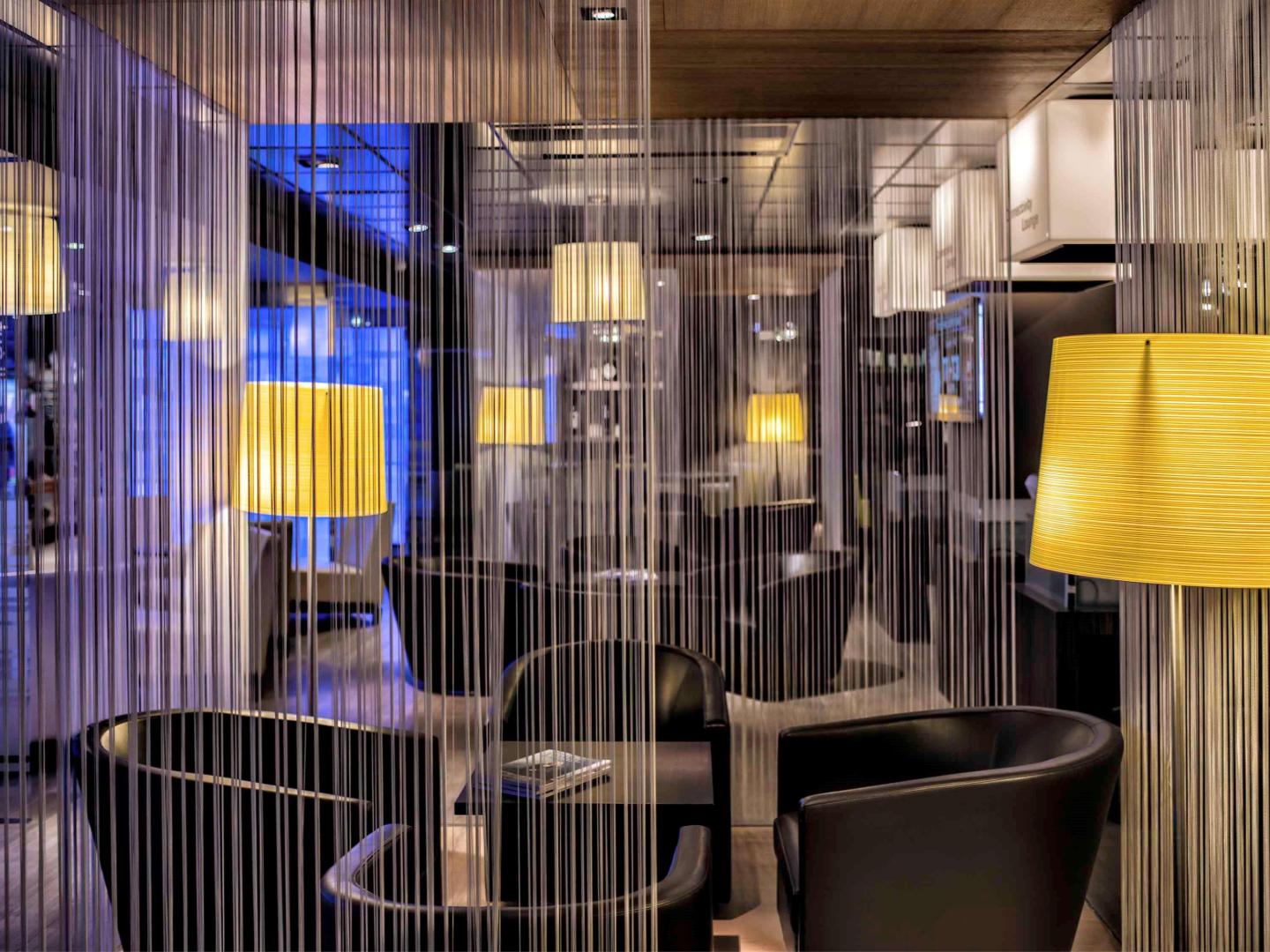 Restaurant met gedekte tafels — Almar Timi Ama Resort & SPA