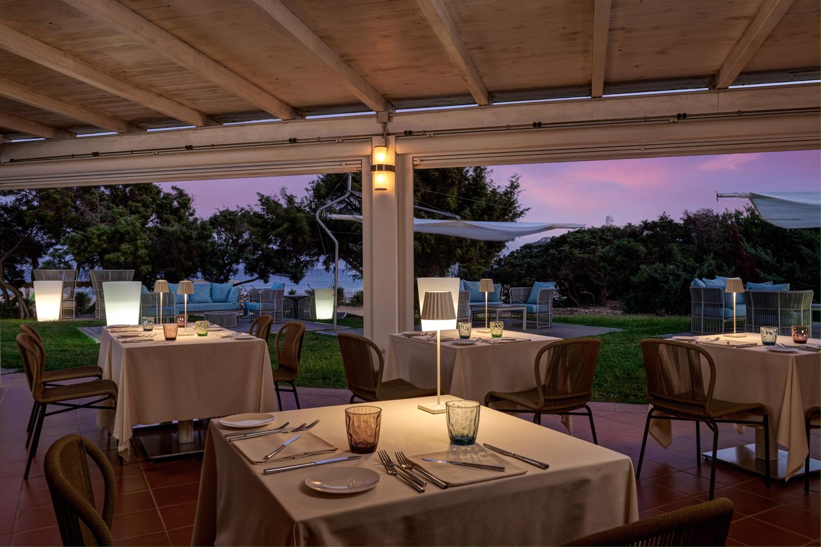 Restaurantterras buiten — Almar Timi Ama Resort & SPA