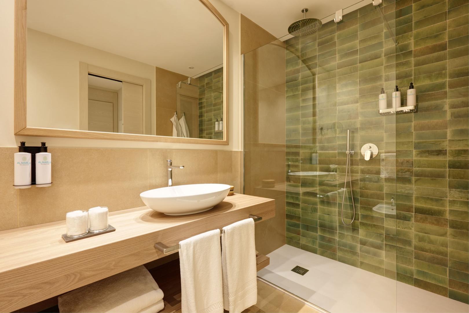 Badkamer met inloopdouche — Almar Timi Ama Resort & SPA