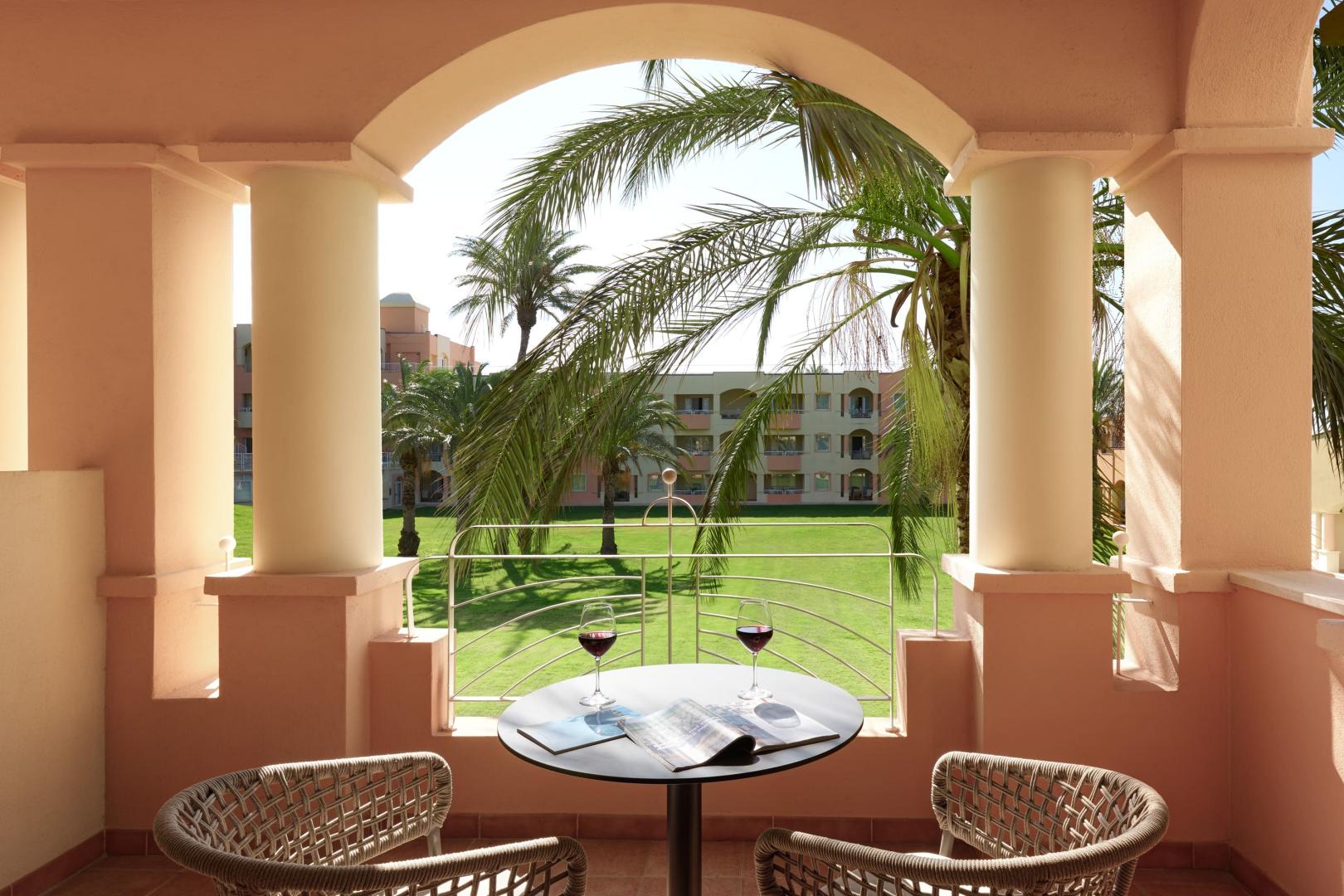 Tropische tuin met palmbomen — Almar Timi Ama Resort & SPA