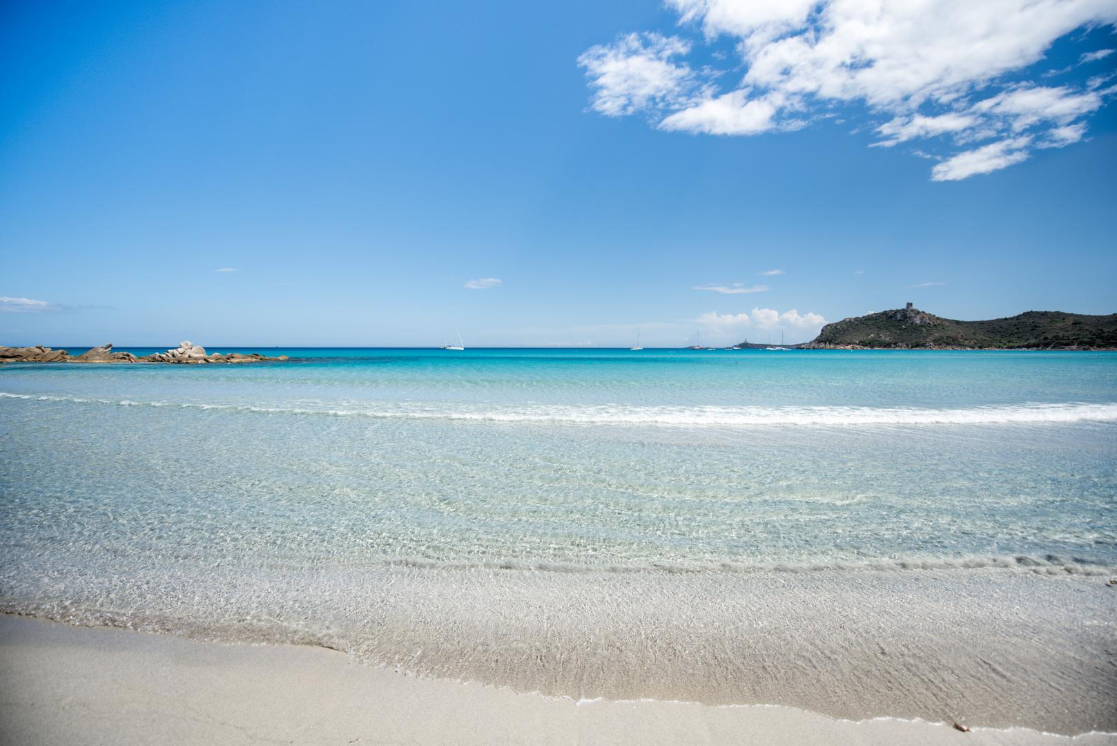 Wit zandstrand met turquoise water — Almar Timi Ama Resort & SPA