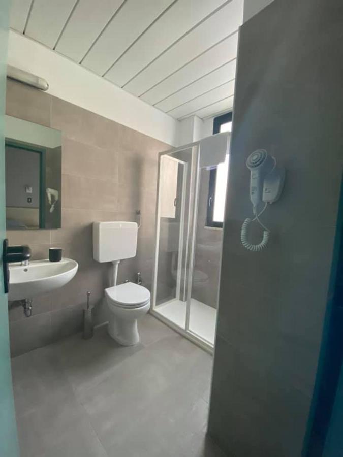 een badkamer met een toilet en een wastafel bij Hotel Rex in Lido di Savio