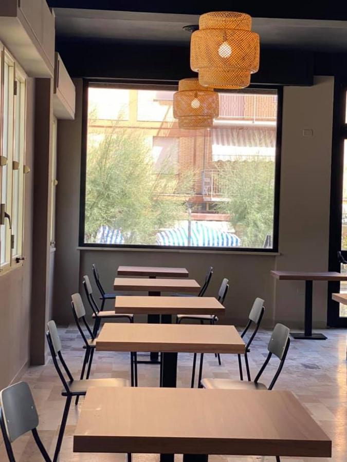 een rij tafels en stoelen in een kamer bij Hotel Rex in Lido di Savio