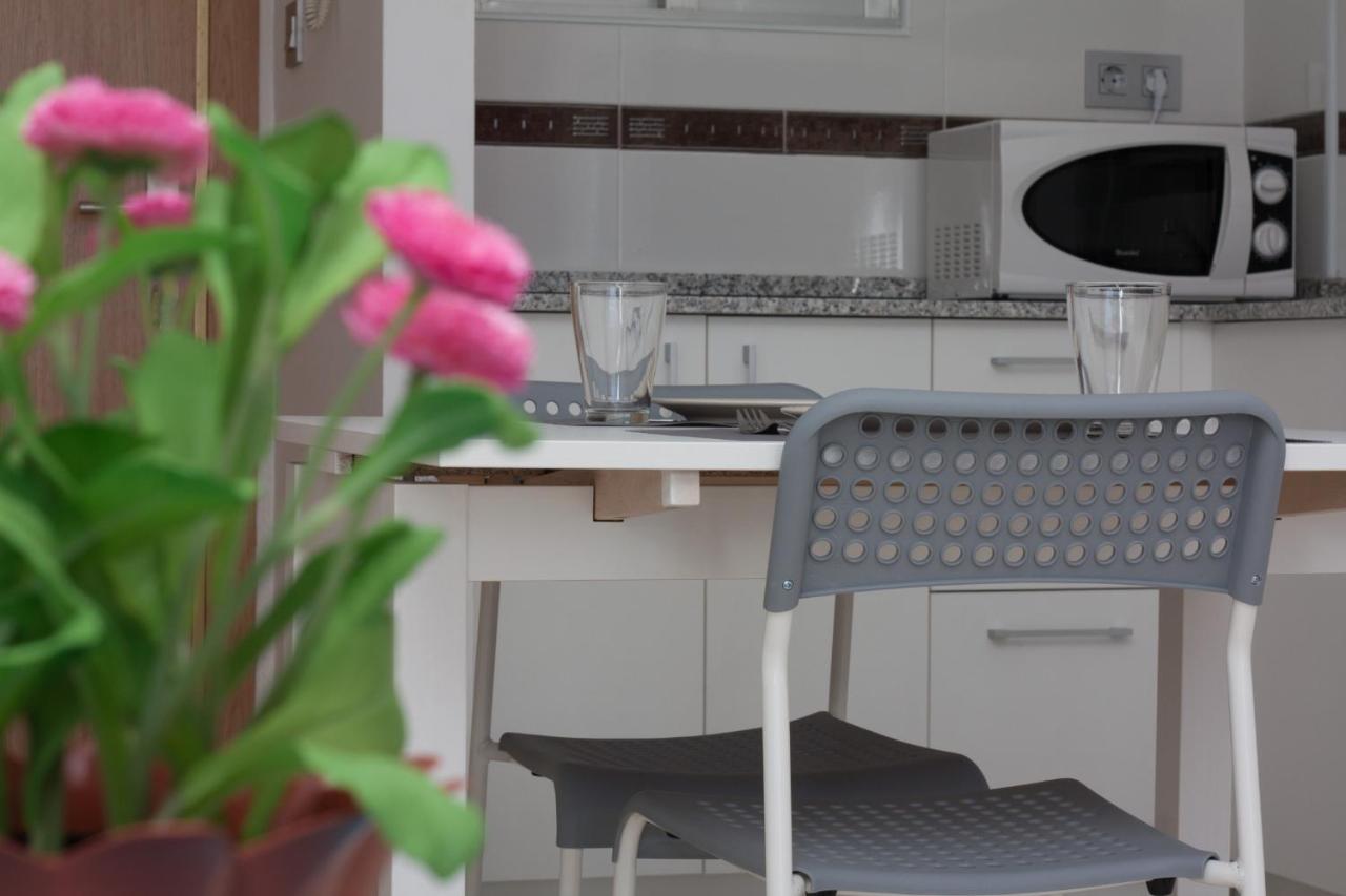 een keuken met een stoel voor een aanrecht bij Apartamentos Niza in Benidorm
