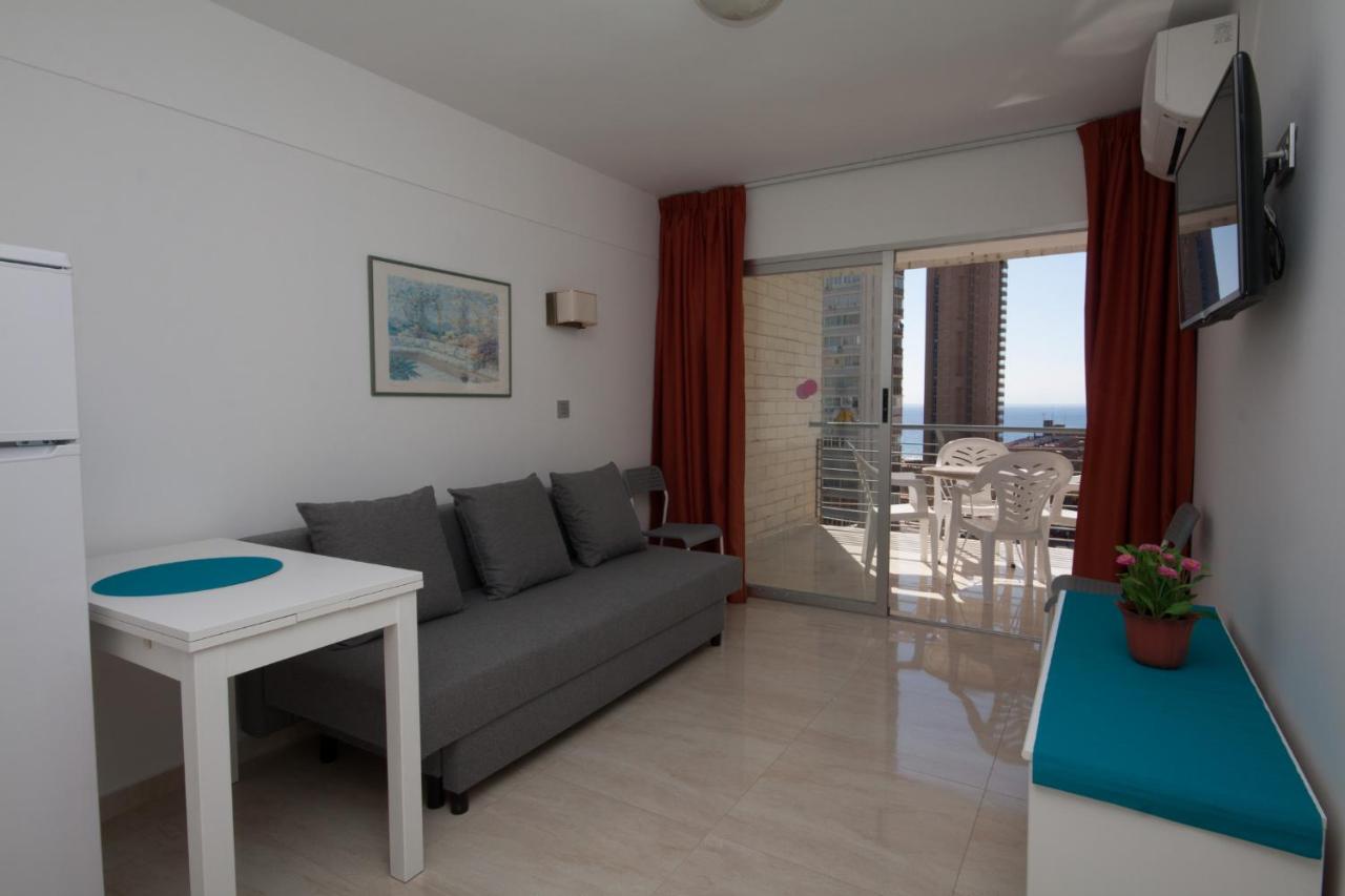 een woonkamer met een bank en een tafel bij Apartamentos Niza in Benidorm