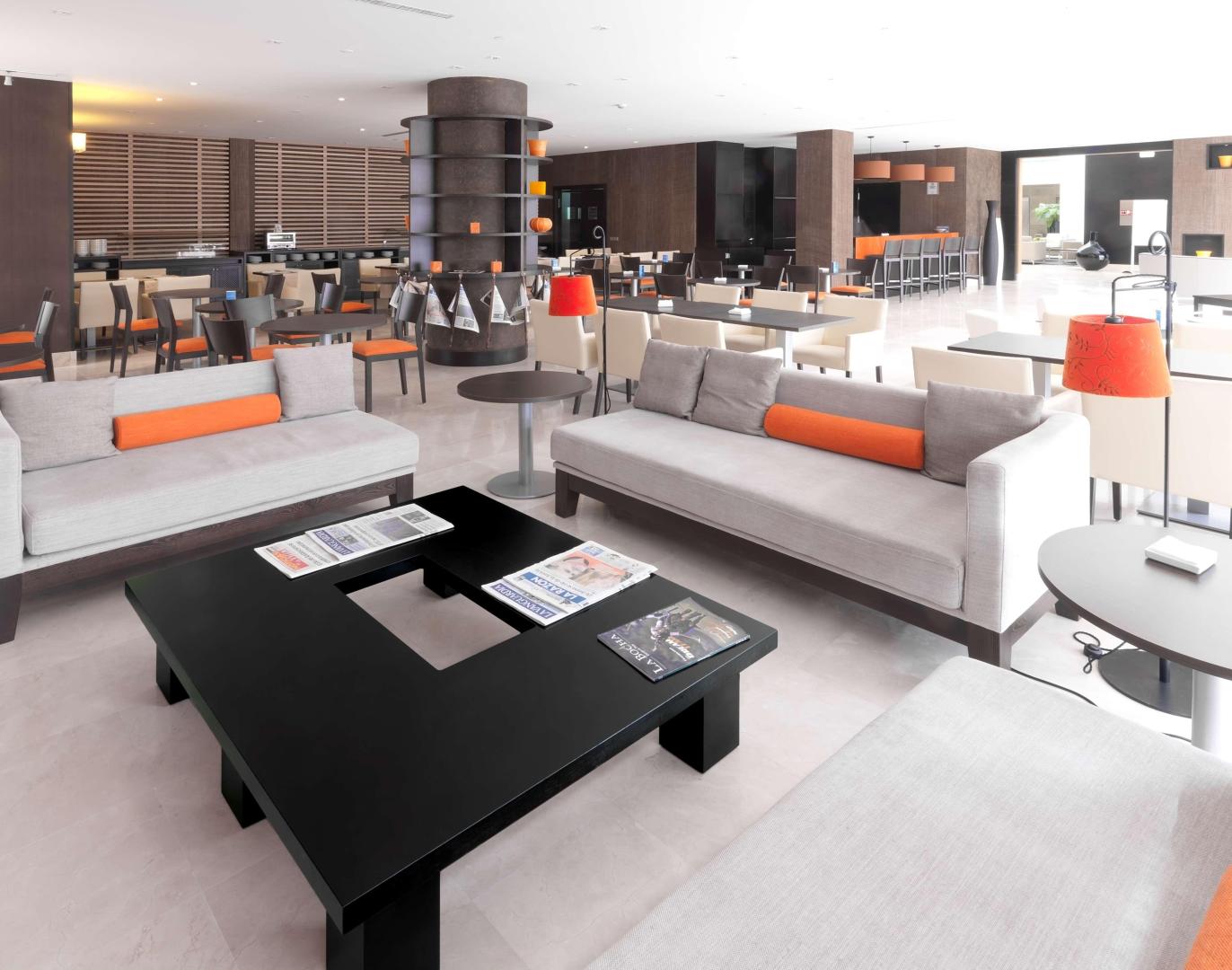 Lobby met receptie — NH Campo de Gibraltar
