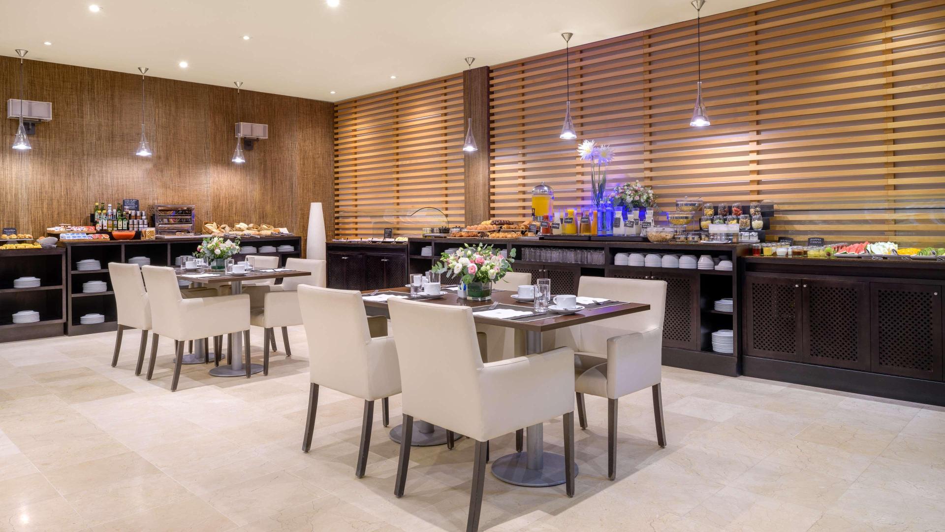 Restaurant met gedekte tafels — NH Campo de Gibraltar