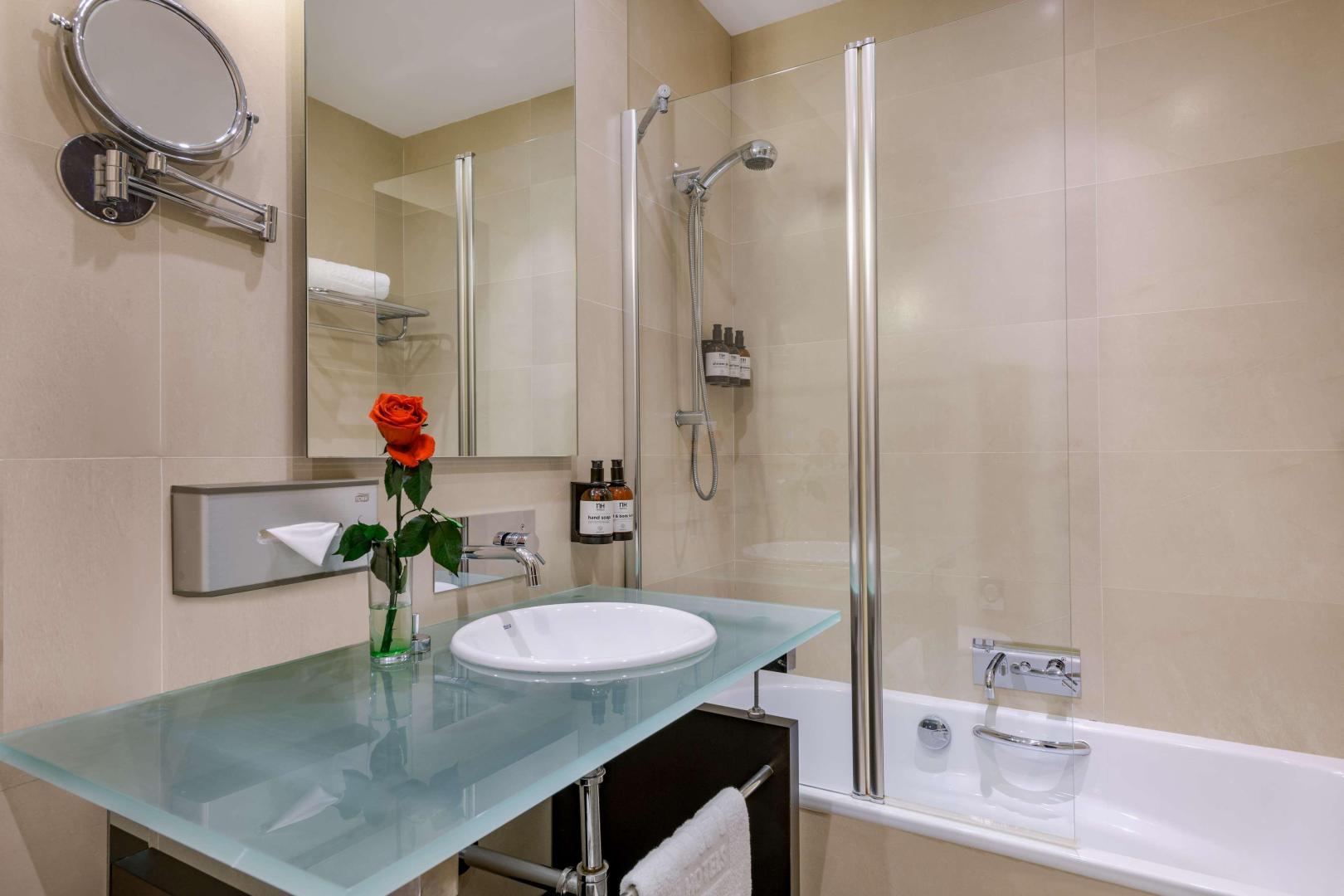 Badkamer met ligbad — NH Campo de Gibraltar