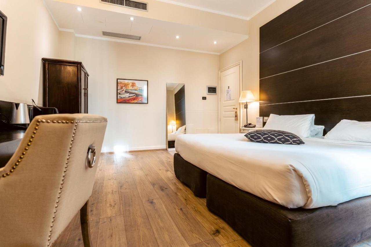 een hotelkamer met een groot bed en een stoel bij TownHouse 33 Boutique Hotel in Milaan