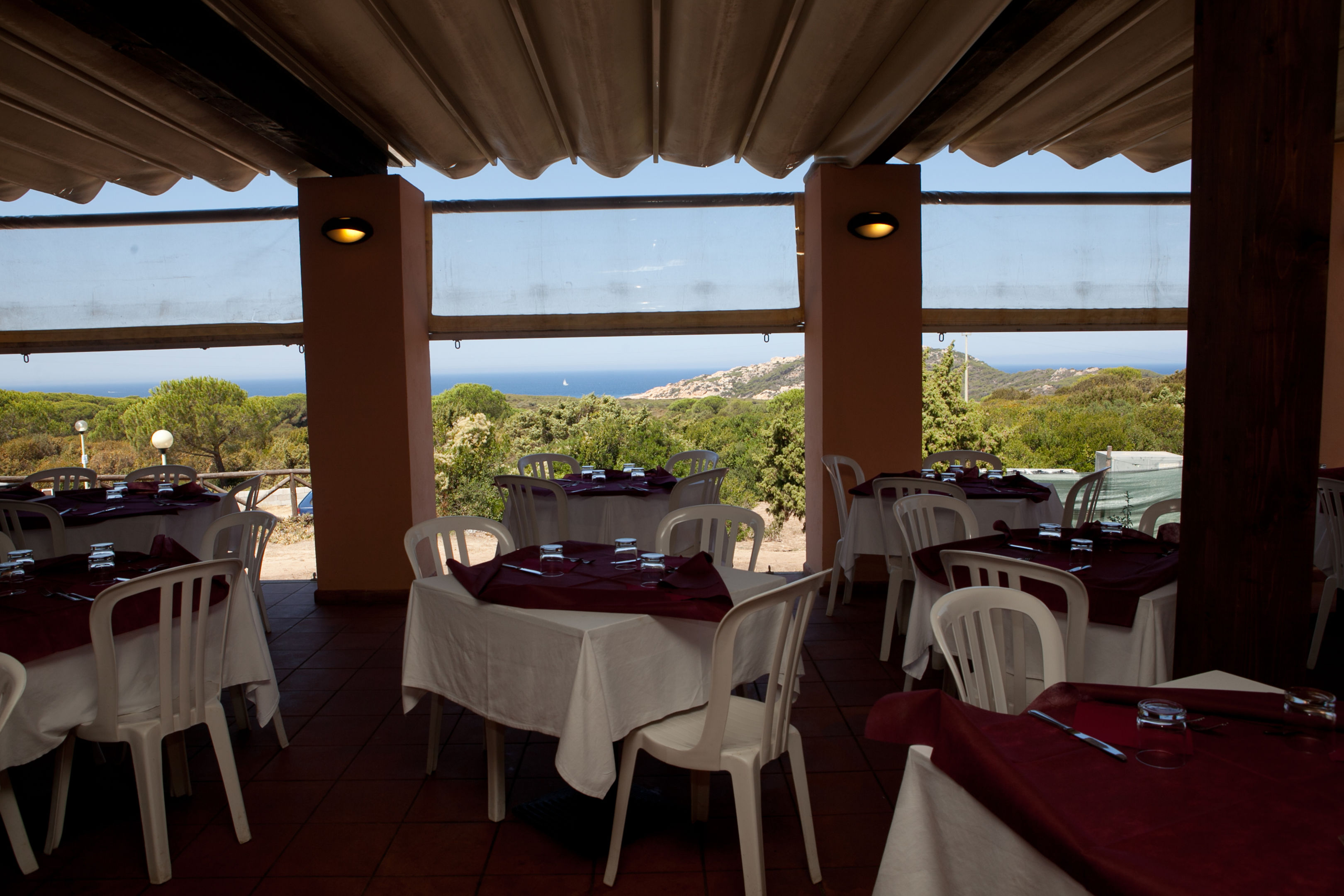 Restaurant met gedekte tafels — Club Esse Gallura Beach Village