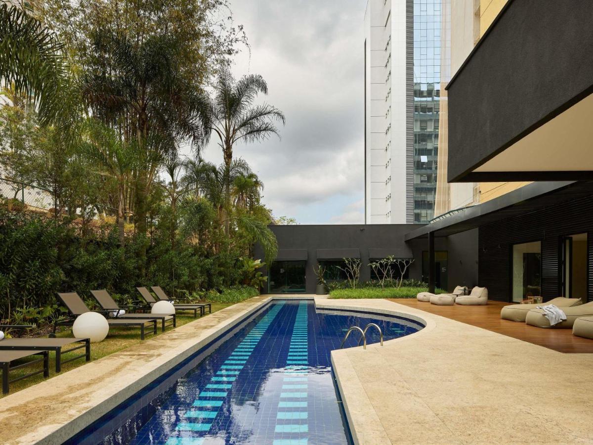 een zwembad midden in een gebouw bij Caesar Business Belo Horizonte Belvedere in Belo Horizonte