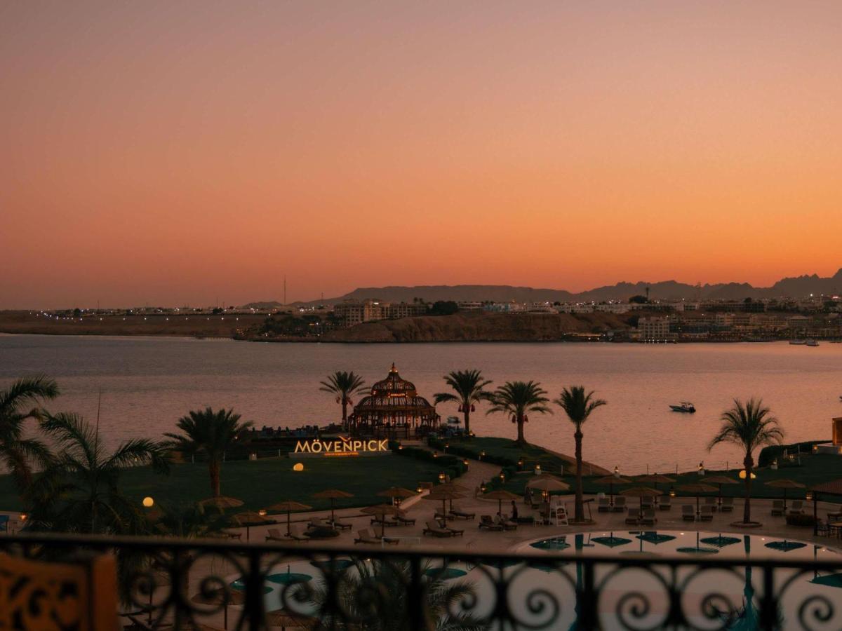 uitzicht op het water vanaf een resort bij zonsondergang bij Movenpick Resort Sharm El Sheikh in Sharm El Sheikh