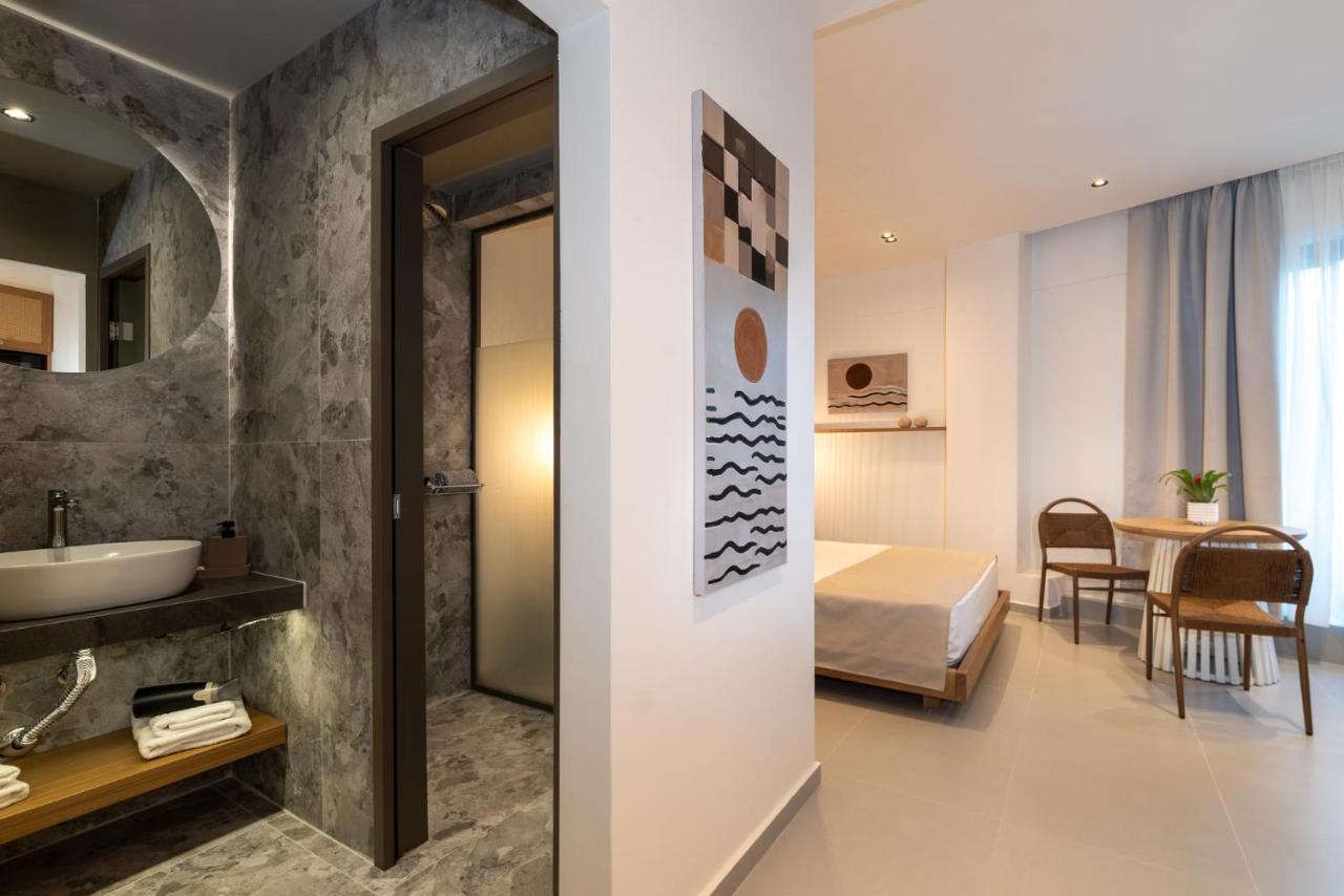een hotelkamer met een bed en een badkamer bij Elpis Studio Apartments in Balíon