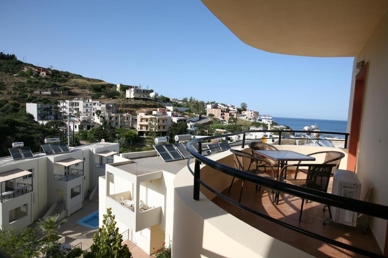een balkon van een gebouw met uitzicht op de oceaan bij Elpis Studio Apartments in Balíon