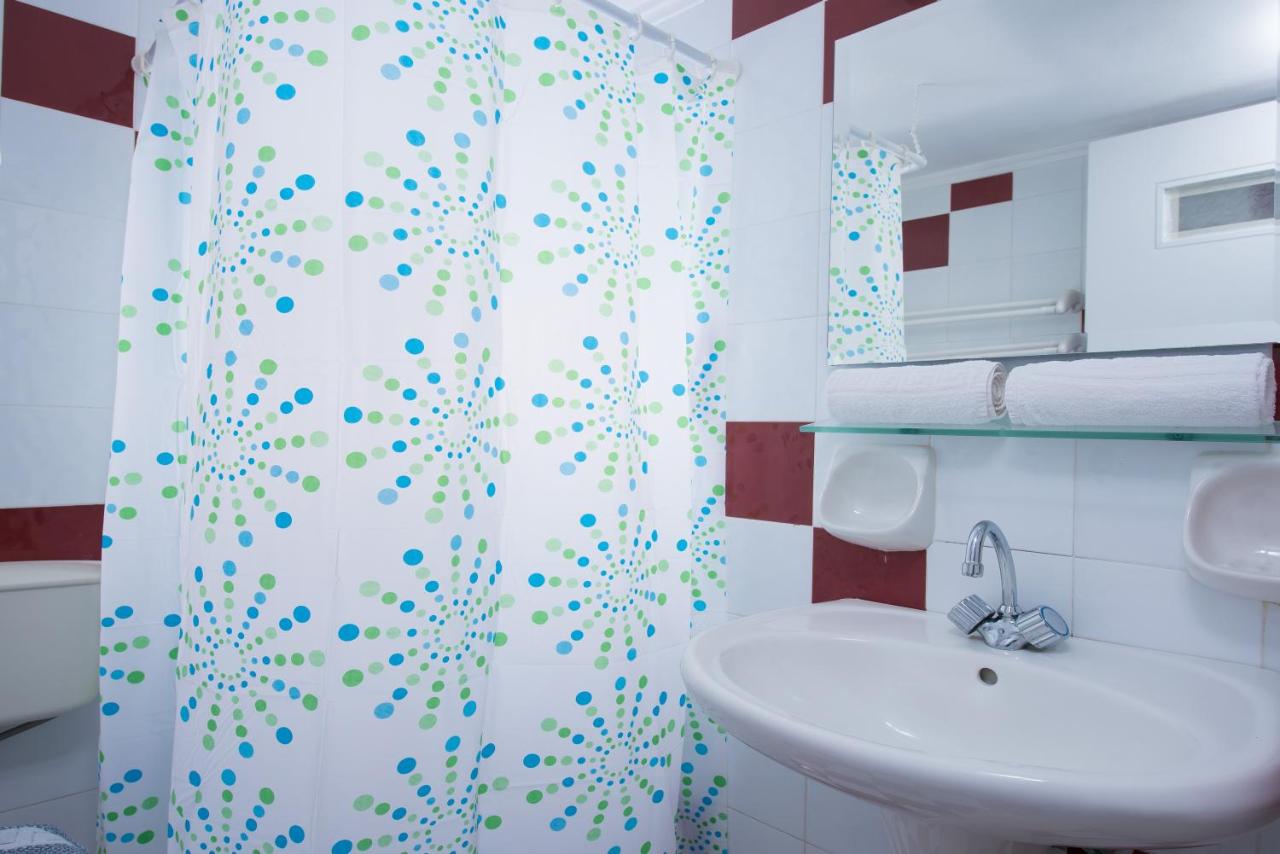een badkamer met een wastafel en een douchegordijn bij Rena Apartments in Gouves +13 foto's