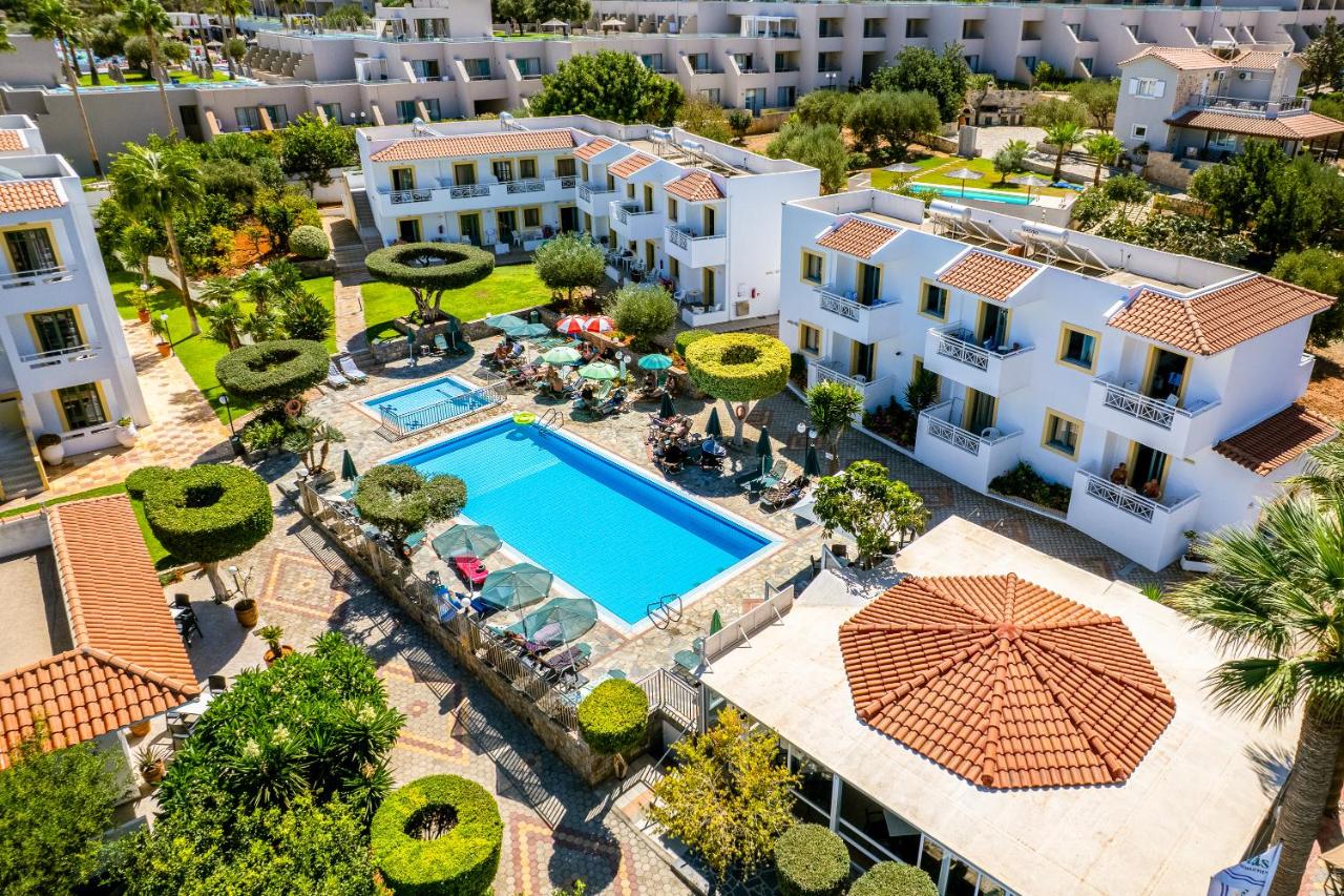 Een luchtfoto van een resort met een zwembad. bij Nikolas Villas Appartments in Chersonissos