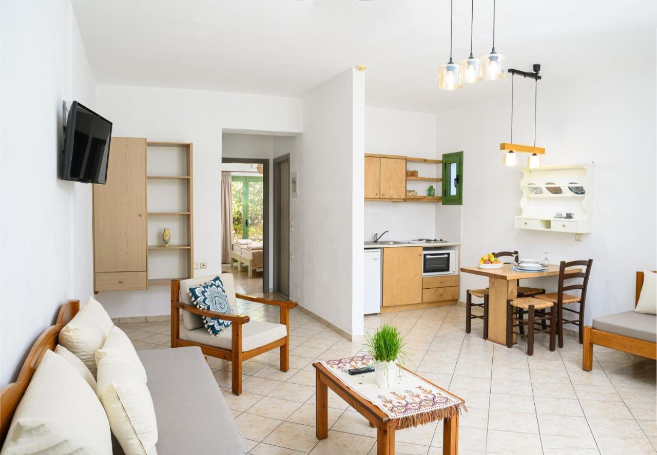 een woonkamer met een bank en een tafel bij Villa Vicky in Chersonissos