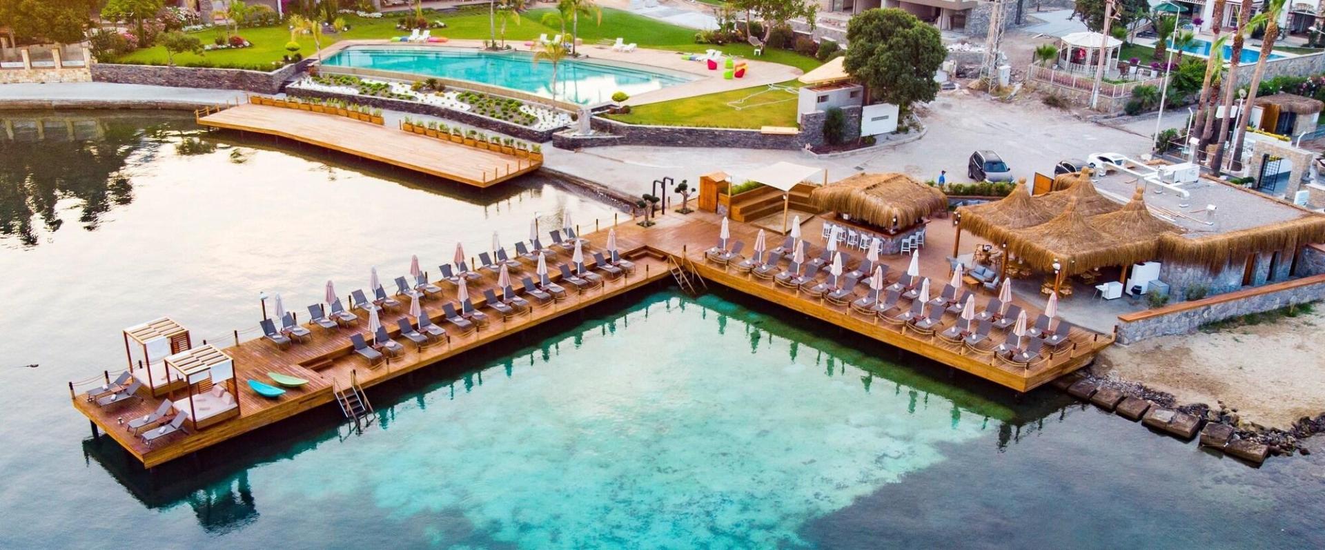 Zwembad omringd door palmbomen — Hotel Vita Bella Resort & Spa