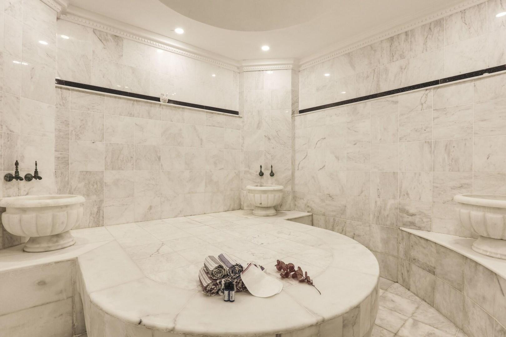 Badkamer met ligbad — Hotel Vita Bella Resort & Spa
