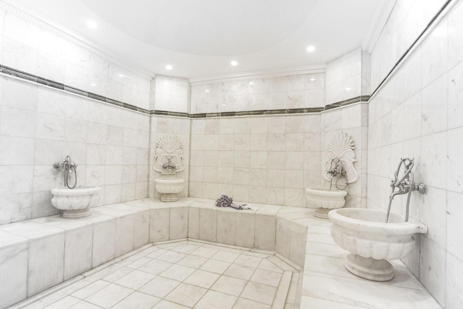 Badkamer met ligbad — Hotel Vita Bella Resort & Spa