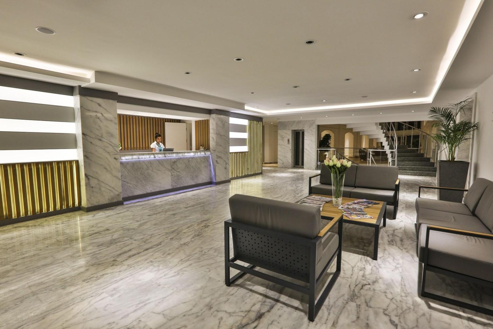 Lobby met receptie — Hotel Vita Bella Resort & Spa