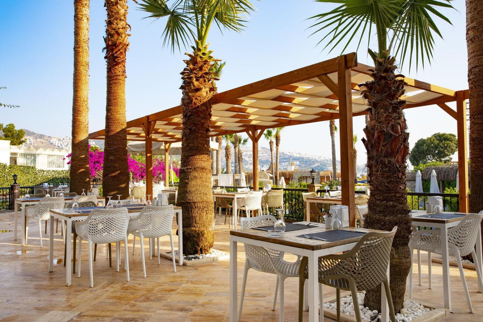 Tropische tuin met palmbomen — Hotel Vita Bella Resort & Spa