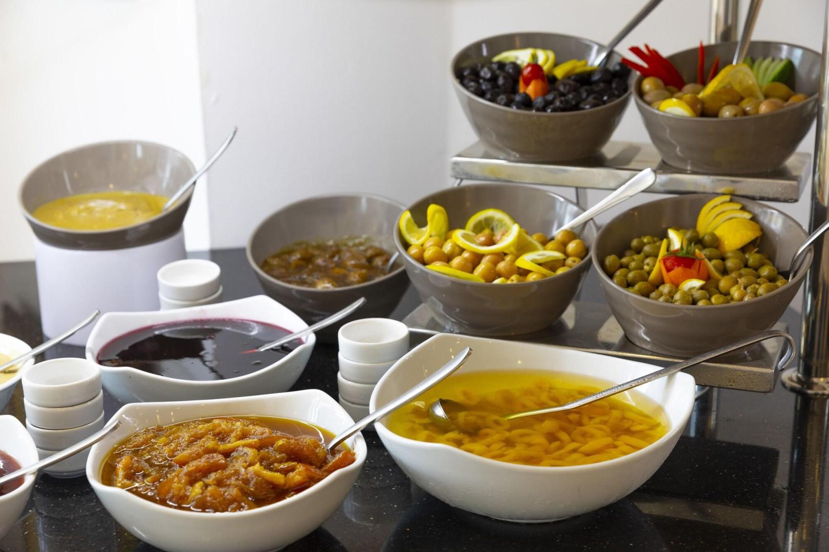 Buffet met diverse gerechten — Hotel Vita Bella Resort & Spa