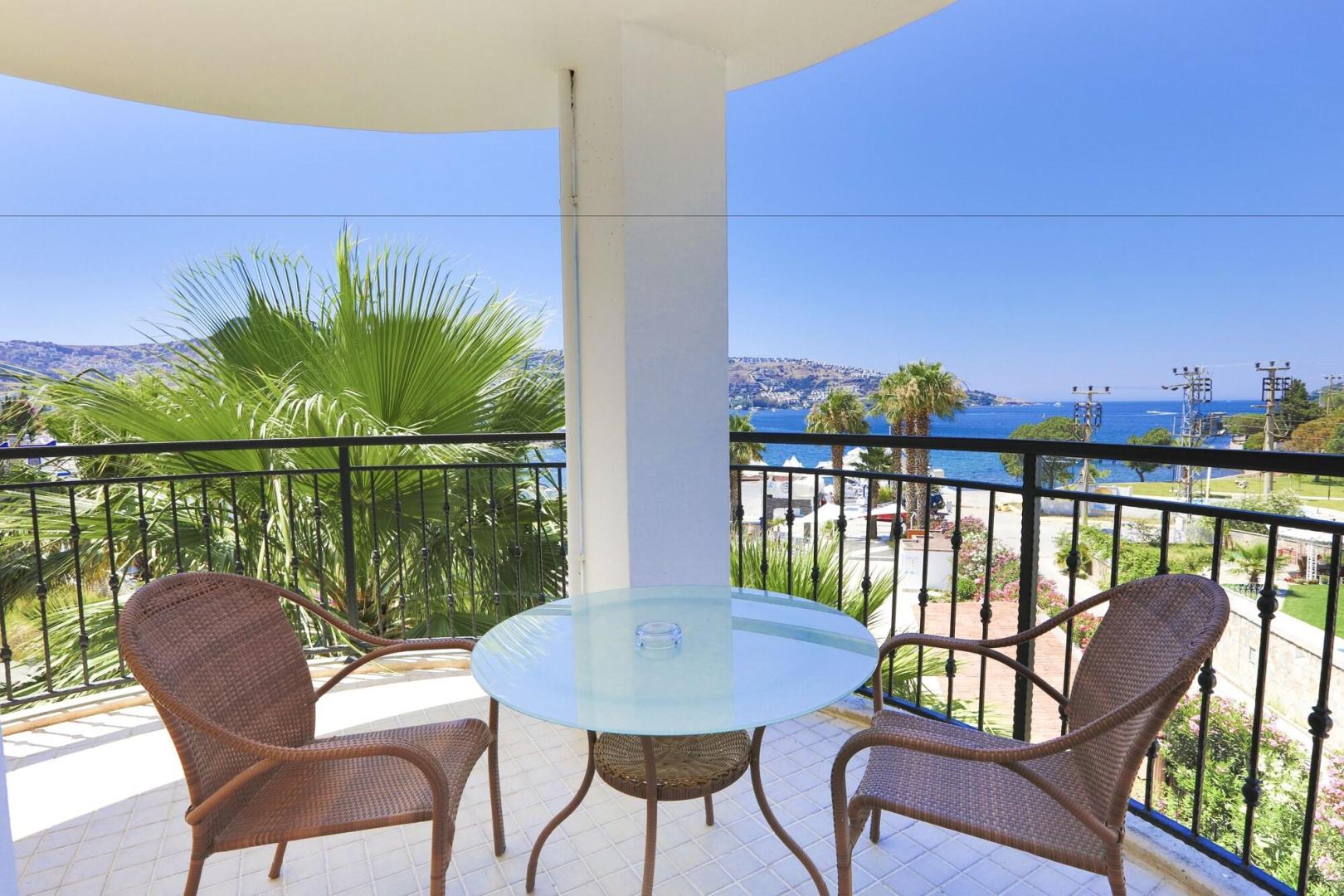 Zeezicht vanaf het balkon — Hotel Vita Bella Resort & Spa