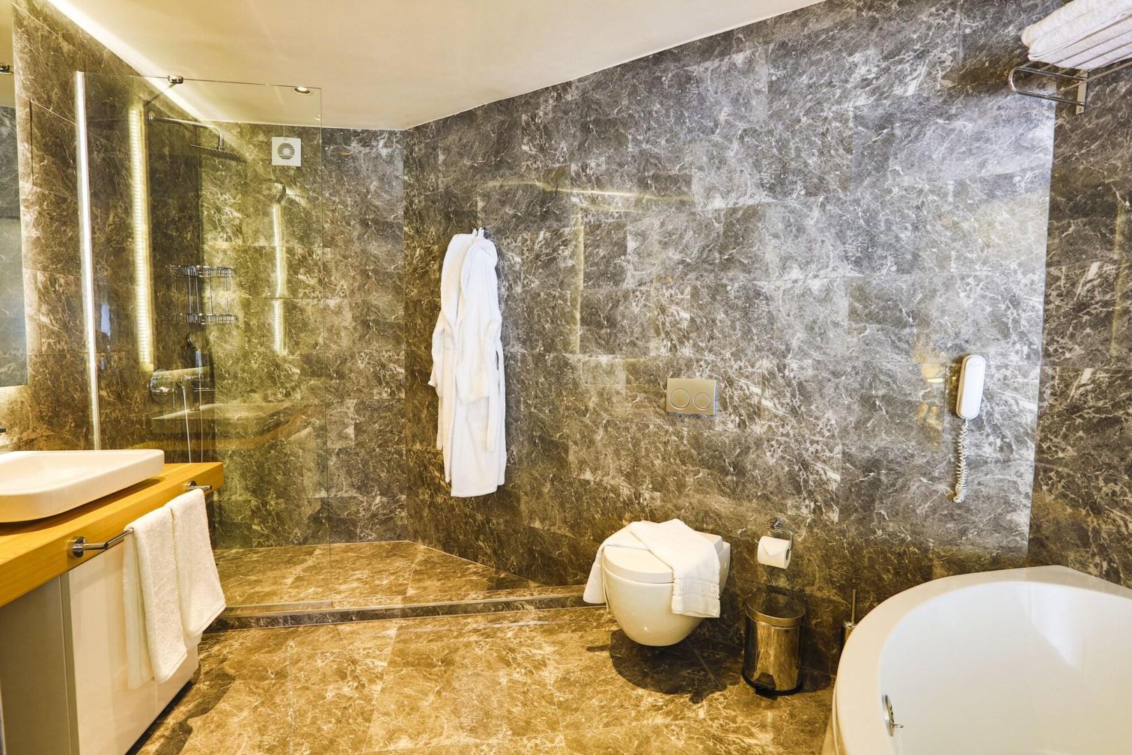 Badkamer met inloopdouche — Hotel Vita Bella Resort & Spa