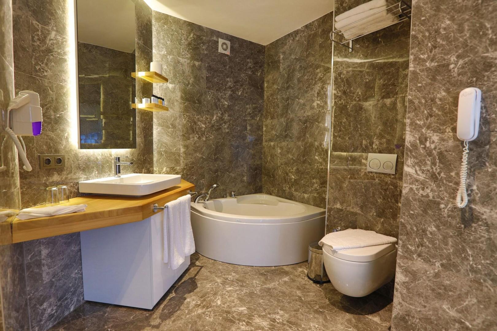 Badkamer met ligbad — Hotel Vita Bella Resort & Spa