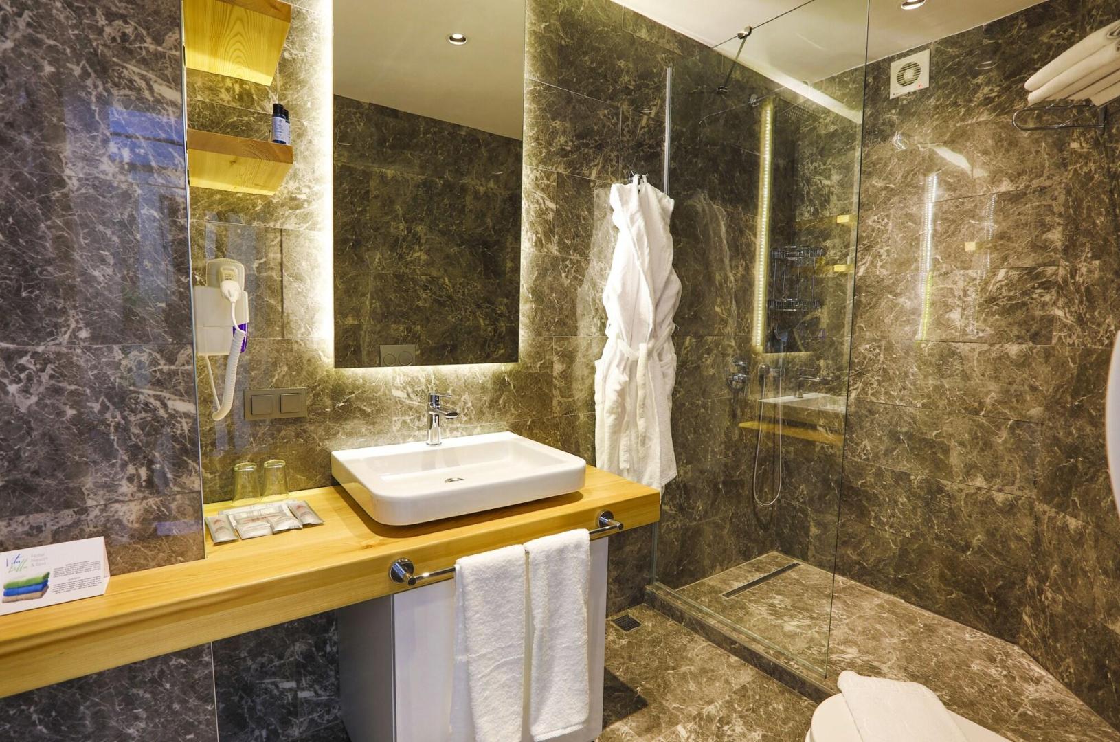 Badkamer met inloopdouche — Hotel Vita Bella Resort & Spa