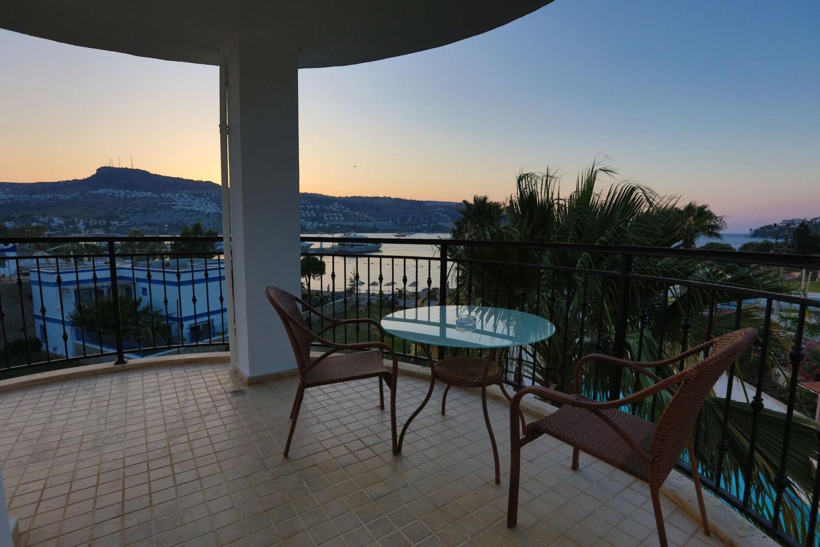 Zonsondergang vanaf het terras — Hotel Vita Bella Resort & Spa