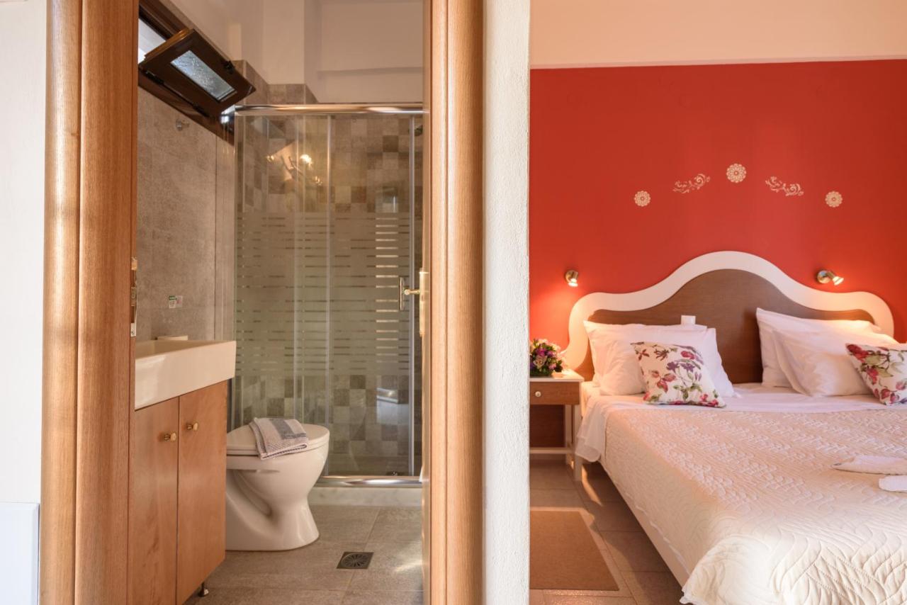een slaapkamer met een bed, een douche en een toilet. bij Antigoni in Agia Galini