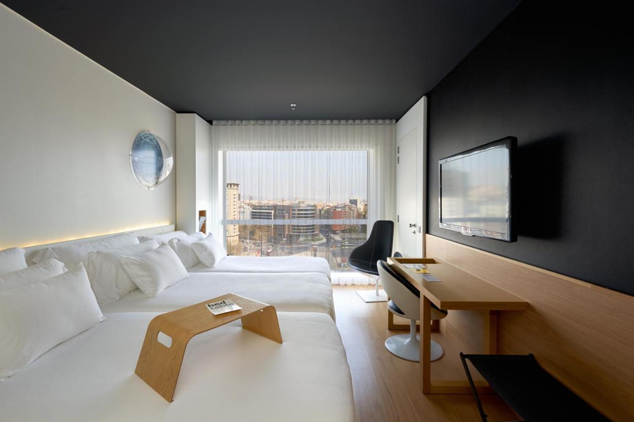 een hotelkamer met een bed en een bureau bij Barceló Sants in Barcelona