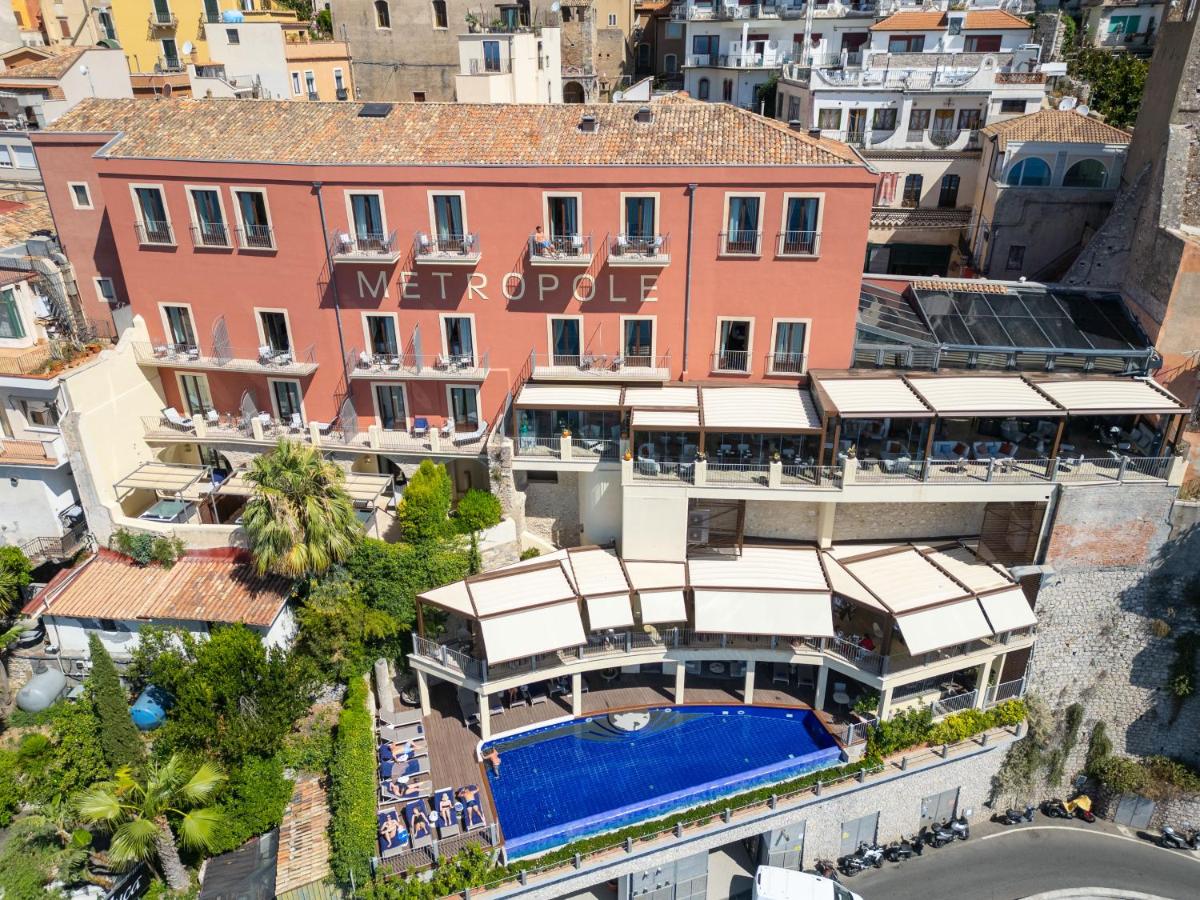 Een luchtfoto van een hotel met een zwembad. bij Hotel Metropole Taormina in Taormina