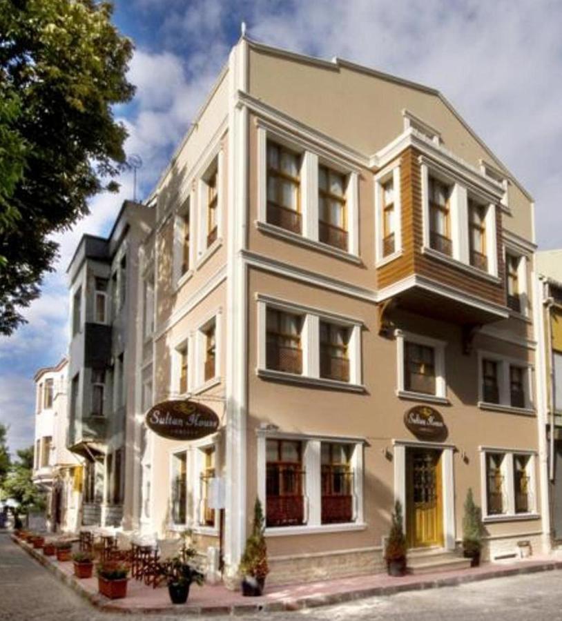 een groot wit gebouw in een stadsstraat bij Sultan House in Istanbul