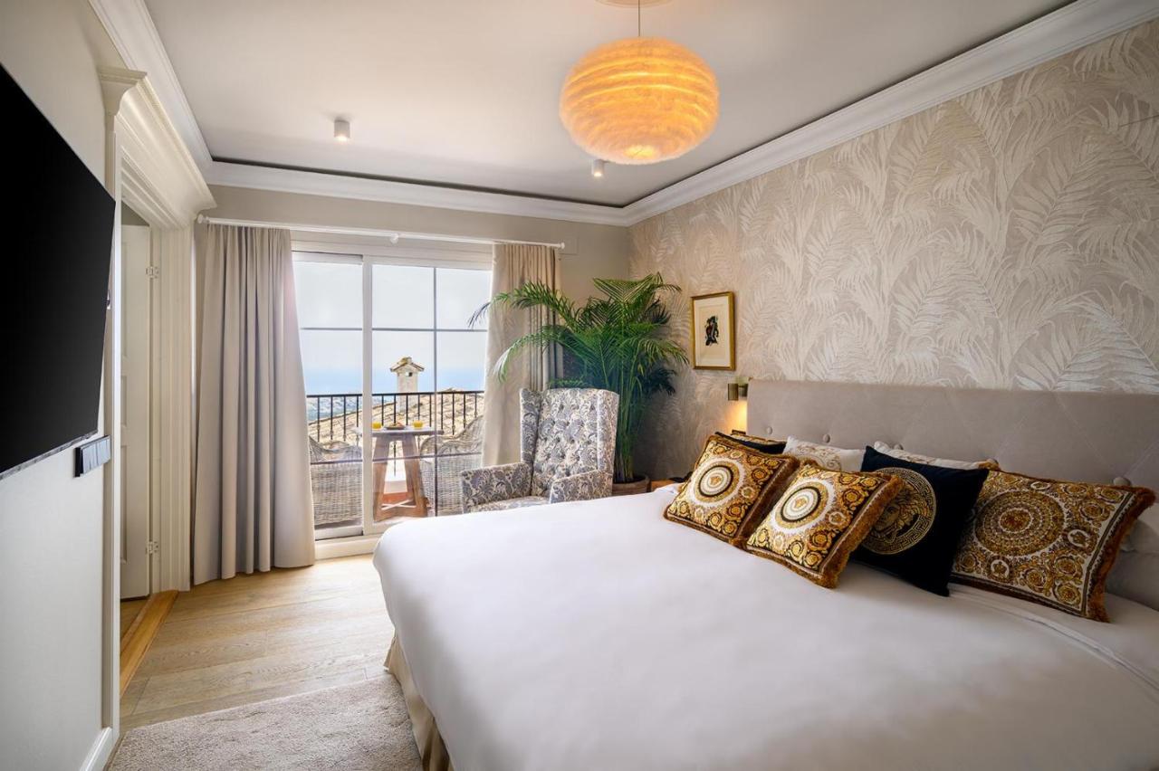 een slaapkamer met een groot wit bed en een balkon bij Hotel La Fonda in Benalmádena