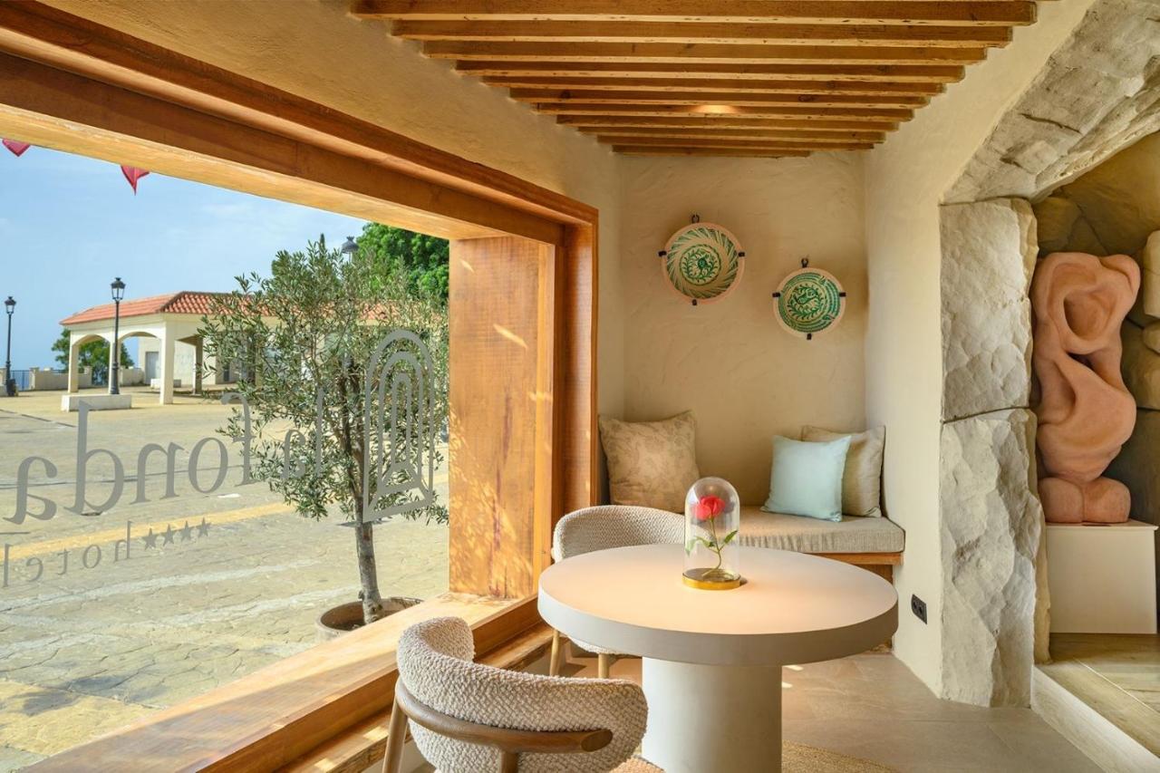 een kamer met een tafel en stoelen en een raam bij Hotel La Fonda in Benalmádena