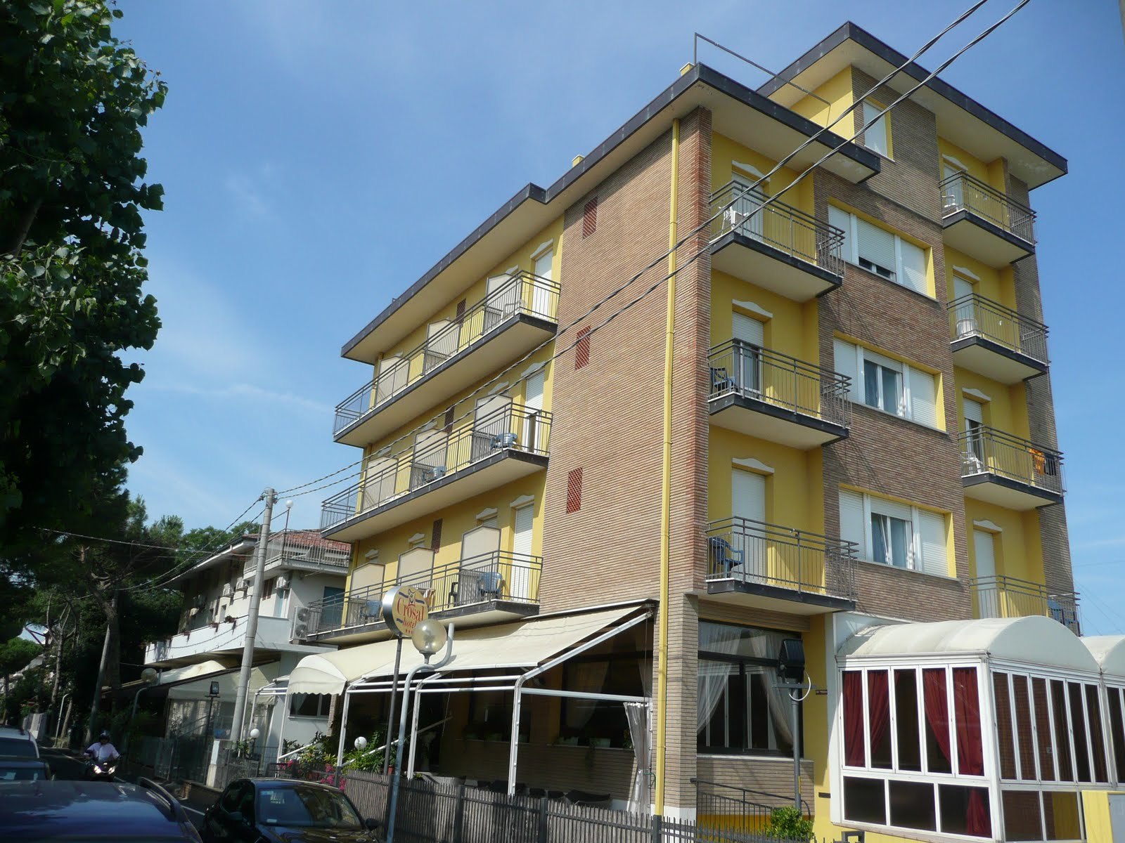Hotel Crosal image 2