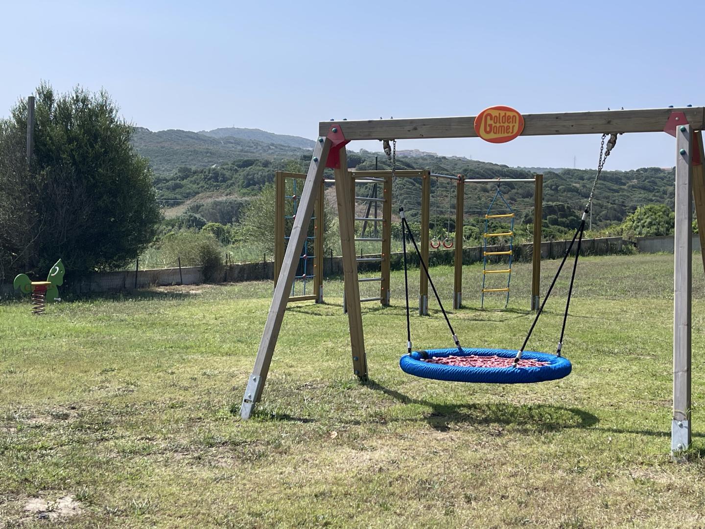 Buitenzwembad met ligbedden — La Smeraldina Resort