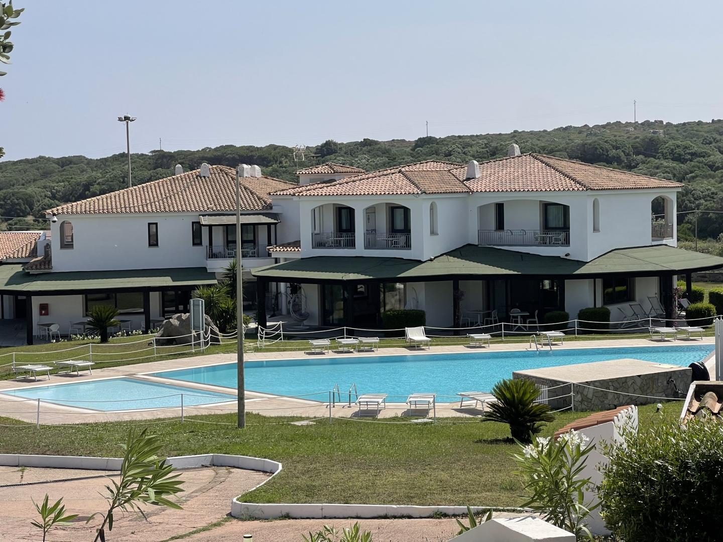 Zwembad omringd door palmbomen — La Smeraldina Resort