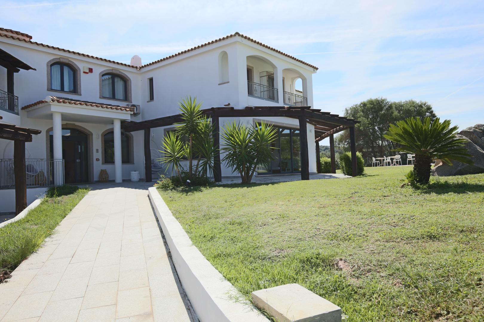 Mediterraans hotelgebouw — La Smeraldina Resort