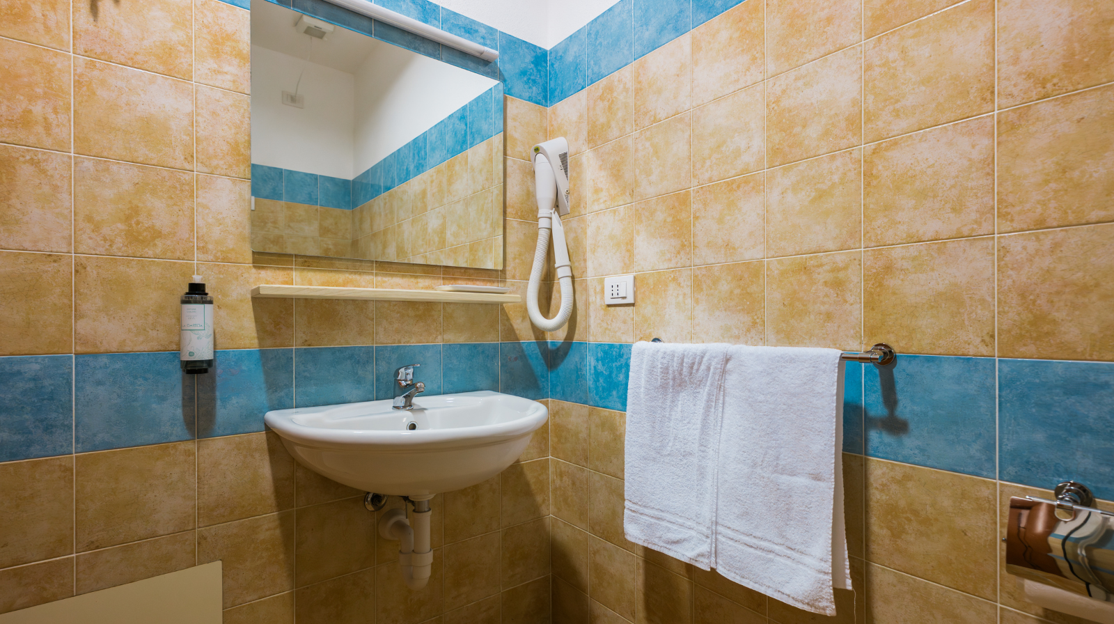 Badkamer met inloopdouche — La Smeraldina Resort