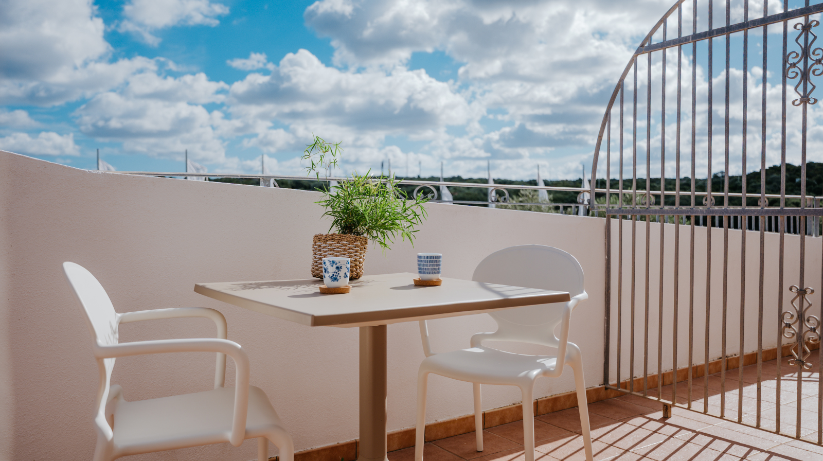 Houten dek met ligbedden — La Smeraldina Resort