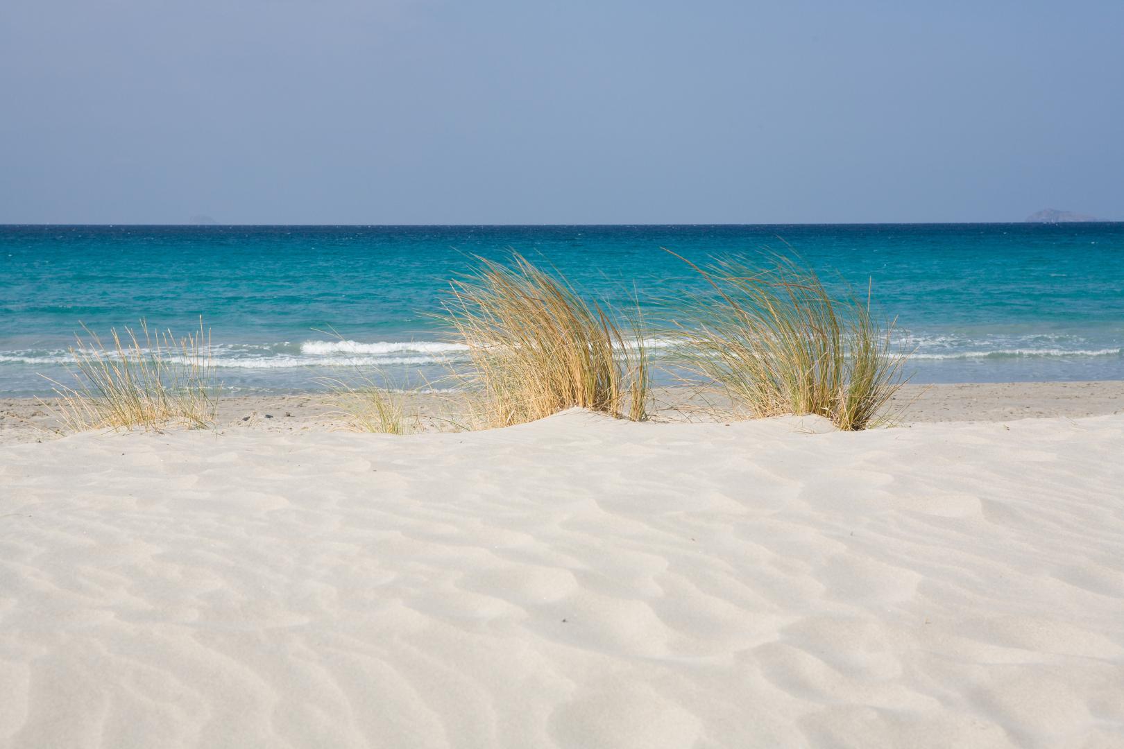 Wit zandstrand met turquoise water — La Smeraldina Resort