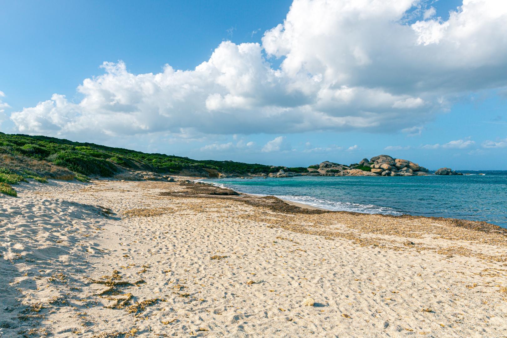 Wit zandstrand met turquoise water — La Smeraldina Resort