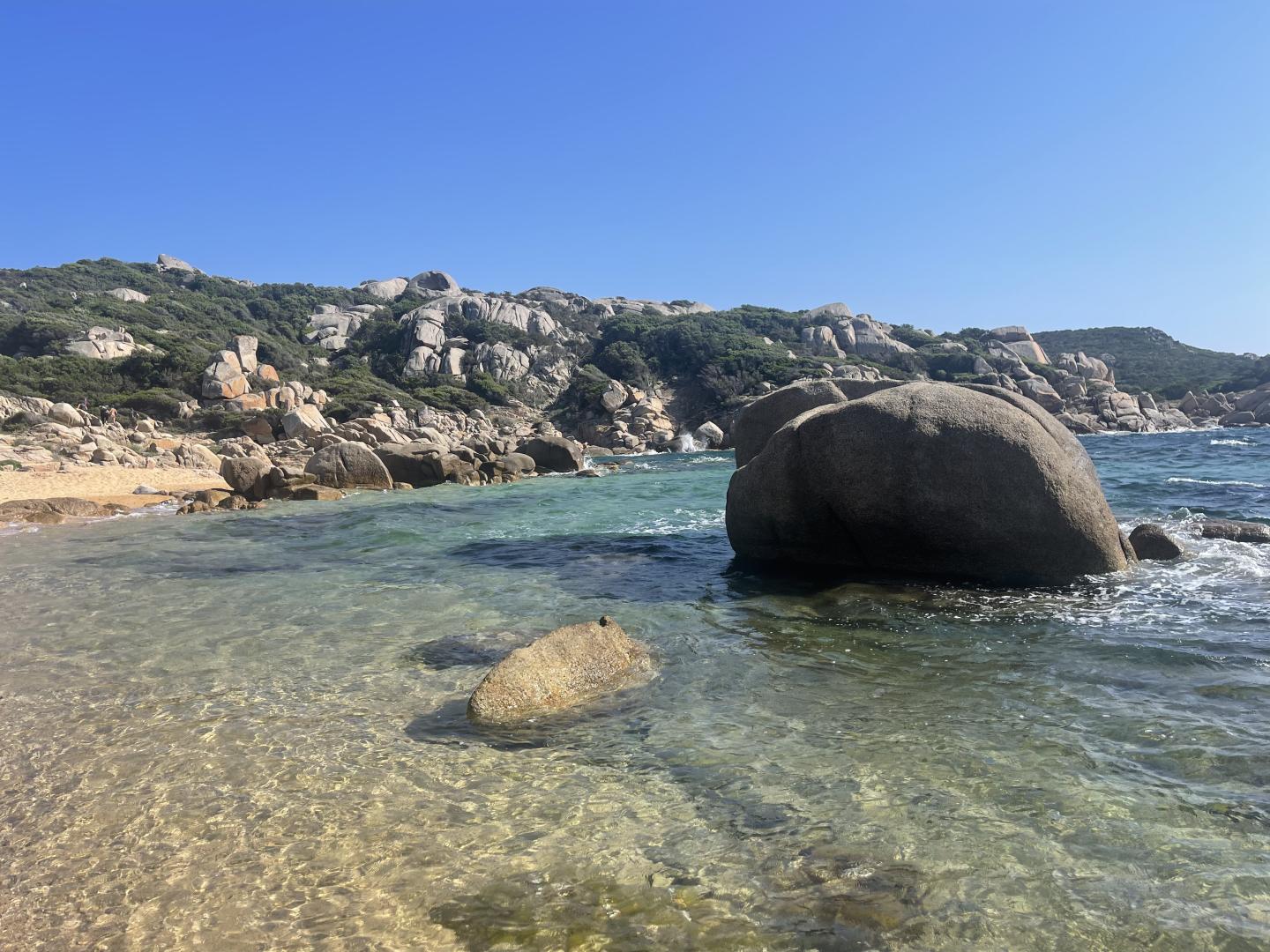 Rotsachtige kustlijn — La Smeraldina Resort