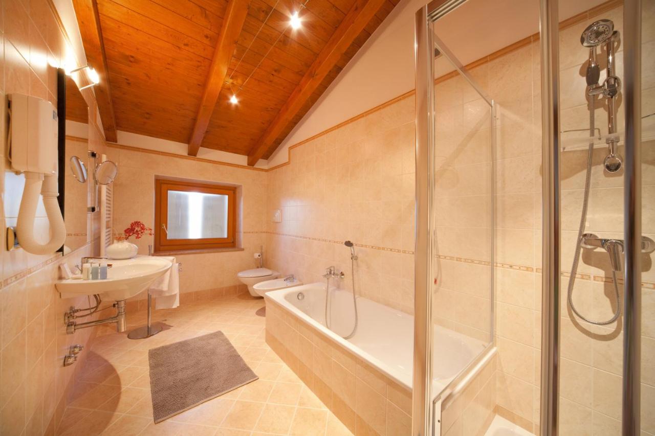 een badkamer met een douche, een bad en een wastafel bij Relais Corte Pontigliardo in Colà di Lazise