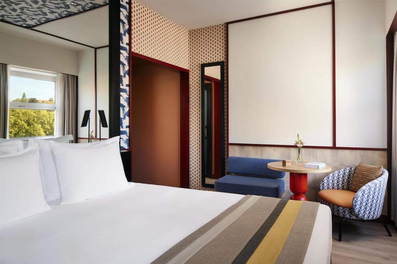 een hotelkamer met een bed en een tafel bij Avani Avenida Liberdade Lisbon Hotel in Lissabon